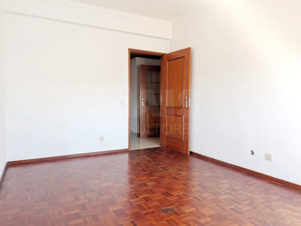 Apartamento T2 com 2 varandas fechadas e Prédio com Elevador – Varzinha, Setúbal