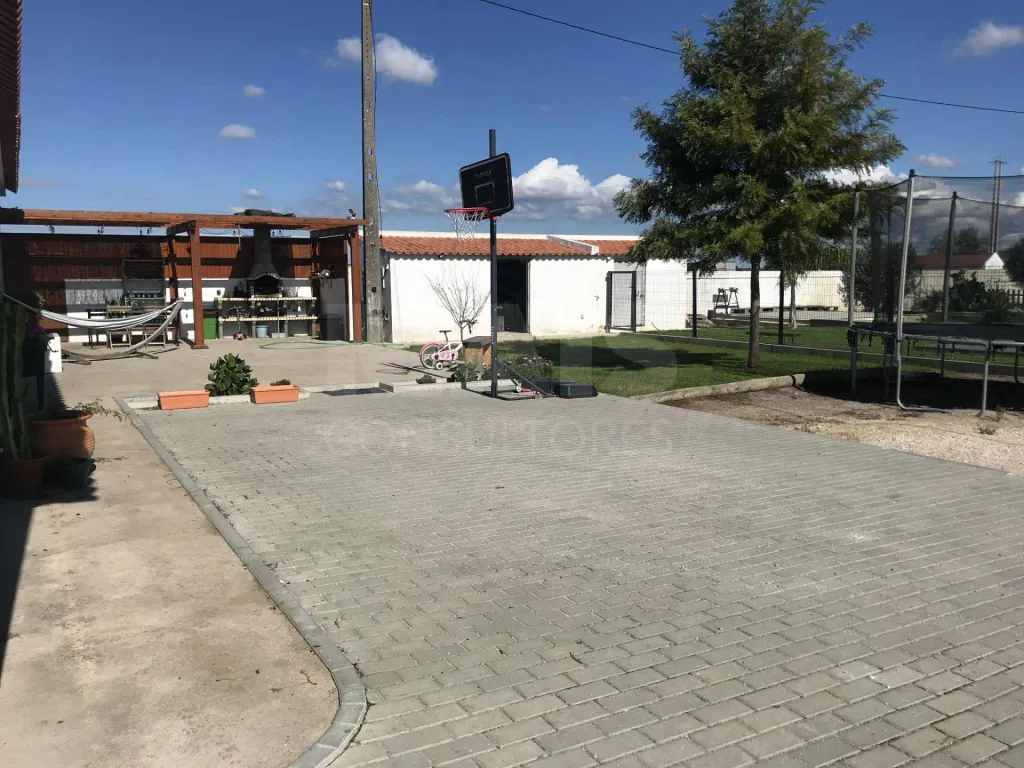 Quinta com moradia T4, piscina e anexos a 35 mint de Lisboa