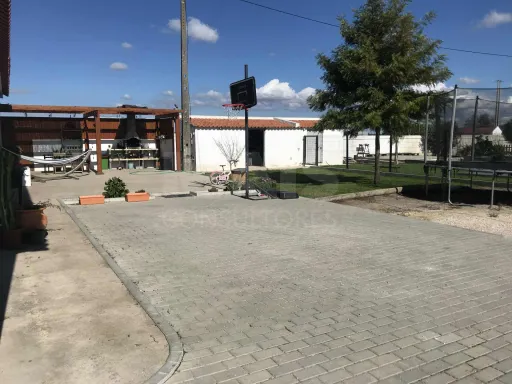 Quinta com moradia T4, piscina e anexos a 35 mint de Lisboa