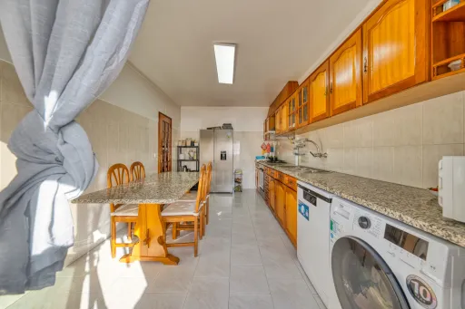 3 Bedrooms with 3 Balconies and Storage Room in Entroncamento | Premium Location