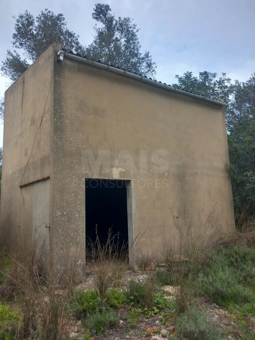 Casa com terreno com possível construção