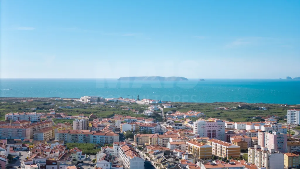 Apartamento T2 com varandas e arrecadação em Peniche