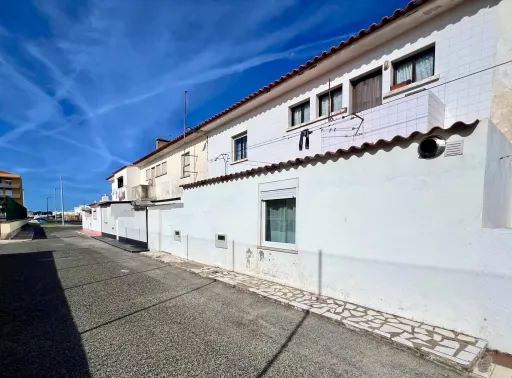 Andar de Moradia com 3 quartos e zona exterior em frente à praia de Peniche
