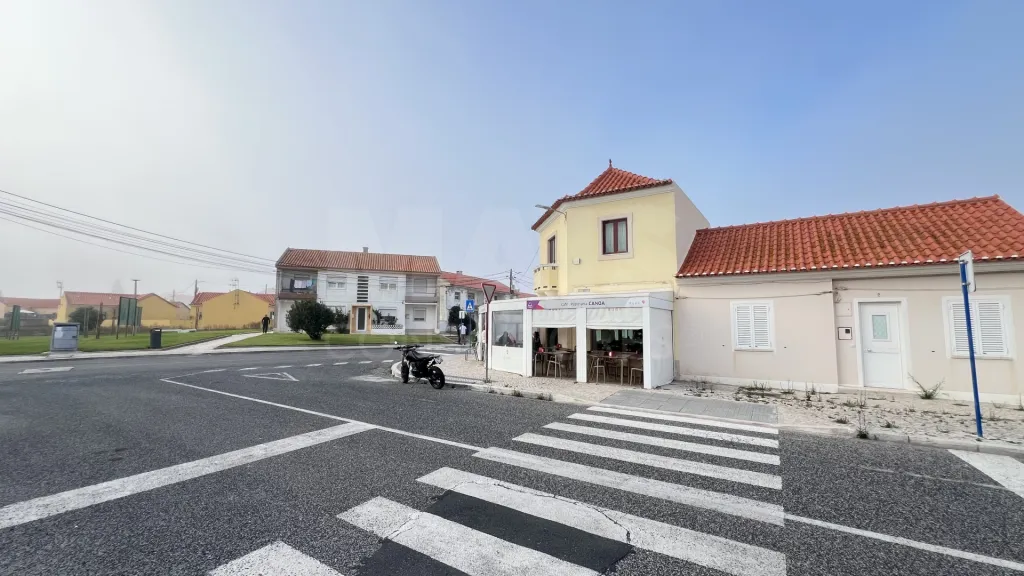 Imóvel com duas fracções: Comércio e Habitação!