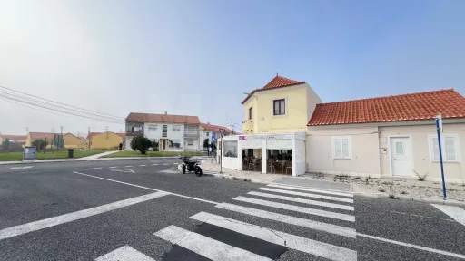 Imóvel com duas fracções: Comércio e Habitação!