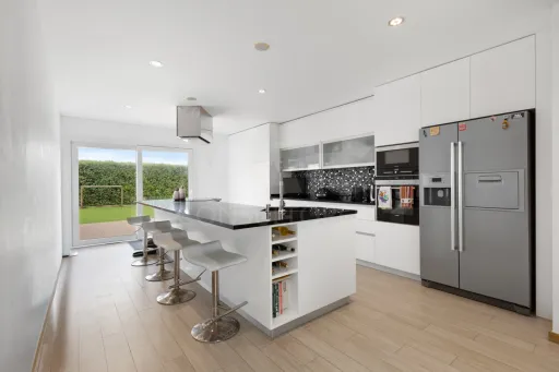 Deslumbrante Moradia T5 com Vista Mar, Piscina Privada e Excelente Exposição Solar