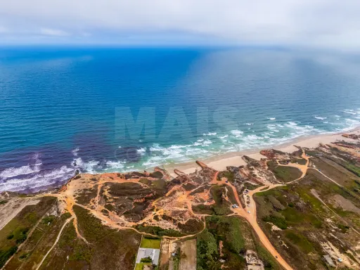 Land located a few meters from Almagreira Beach
