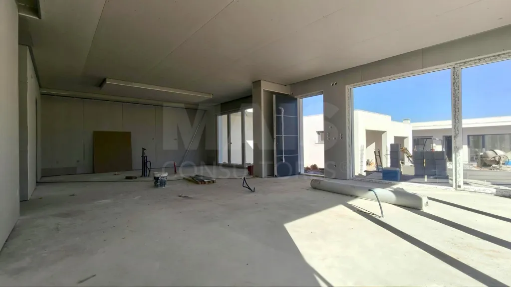 Moradia Térrea T4 com Suite Master, Piscina de Água Salgada, Garagem e Acabamentos Premium !