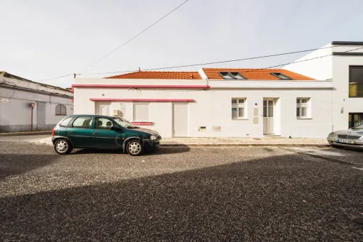 Moradia T2+1 única no coração histórico de Peniche — venha conhecê-la ao vivo