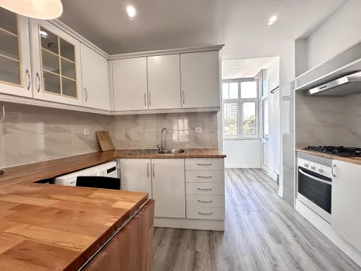 Apartamento T1 Totalmente Renovado Próximo à Rotunda do Areeiro