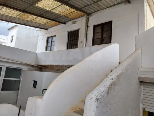 Moradia Bi Familiar para remodelar em Propriedade Horizontal