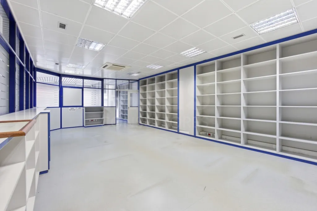 Loja e cave para serviços no centro de Alcobaça