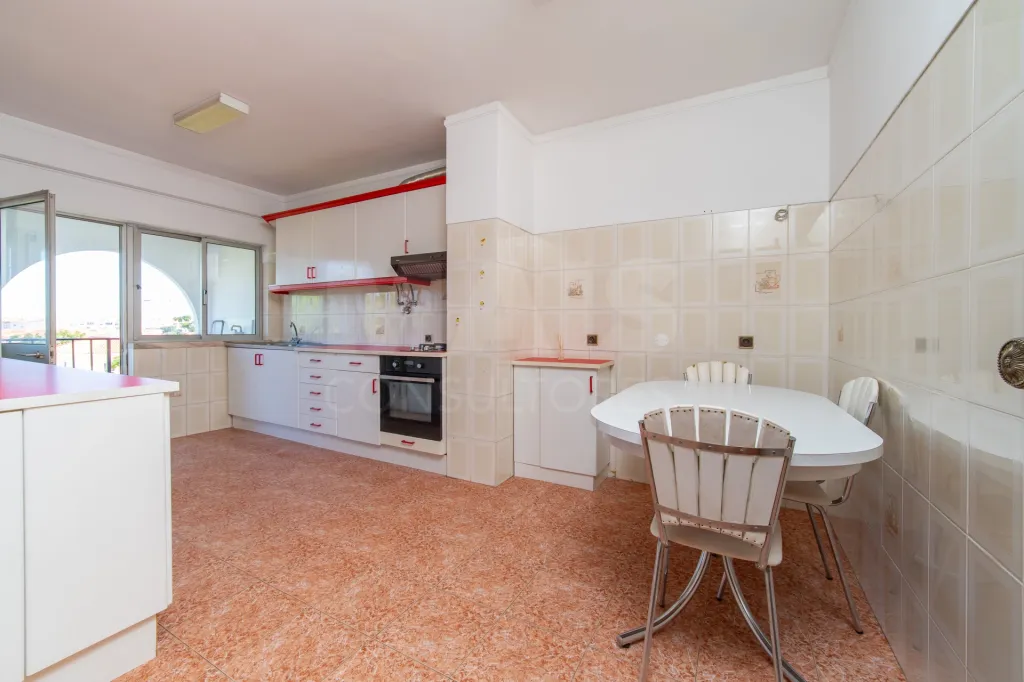 Apartamento T3 com varandas, arrecadação e vista desafogada em Samora Correia