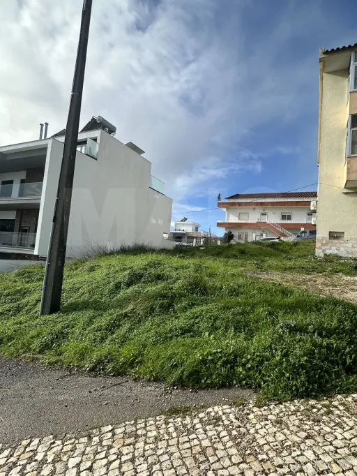 Terreno urbano de 305 M² com vista deslumbrante em Odivelas