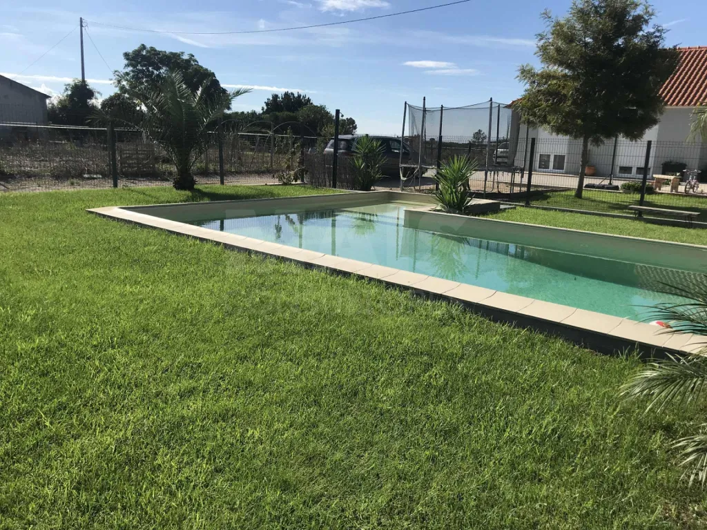 Farm with 4-bedr. house, pool and outbuildings 35 minutes from Lisbon