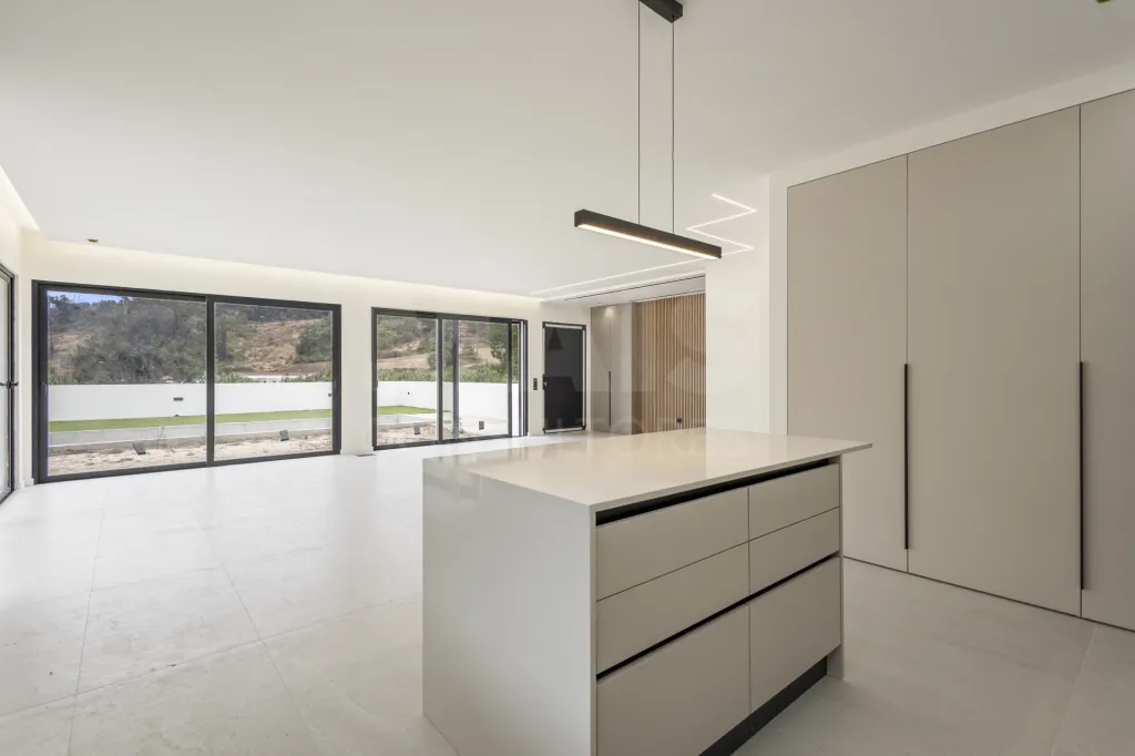 Moradia T3+1 NOVA com piscina em terreno de 2098m2