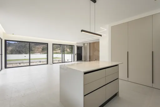 Moradia T3+1 NOVA com piscina em terreno de 2098m2