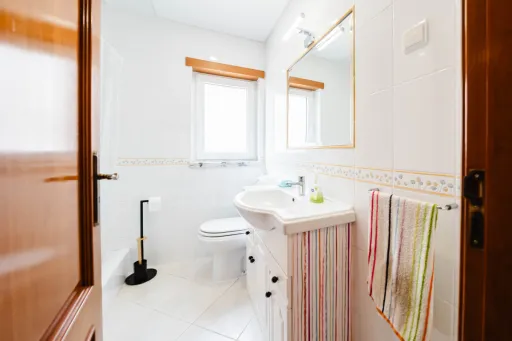 Moradia exclusiva com piscina aquecida, suite, garagem e jardim deslumbrante