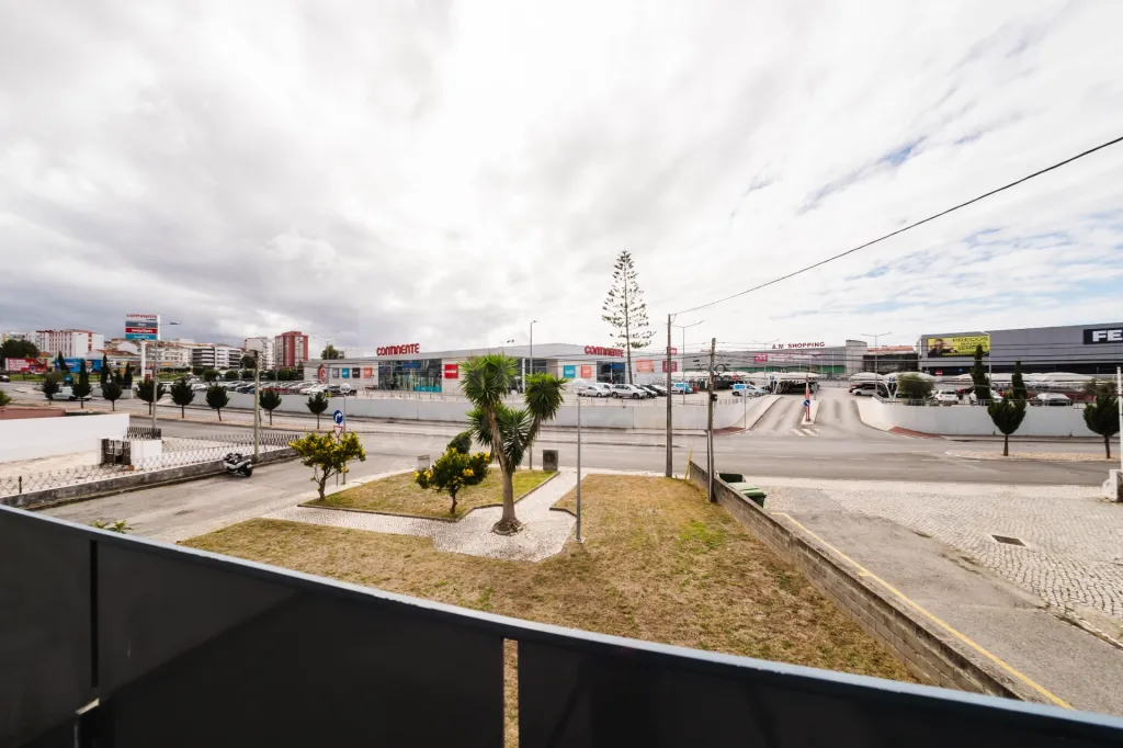NÃO PUBLICAR Moradia T3 Semi-Nova no centro da cidade com garagem e terraço privativo