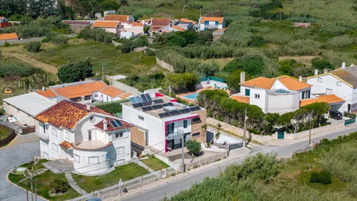Deslumbrante Moradia T5 com Vista Mar, Piscina Privada e Excelente Exposição Solar