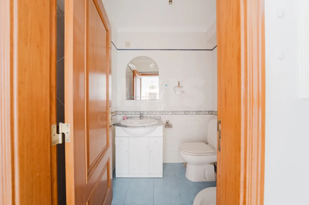 Apartamento T3 com garagem e varanda.