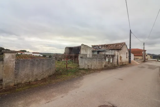 Moradia T2 para recuperar com Terreno em Pocariça, Alenquer