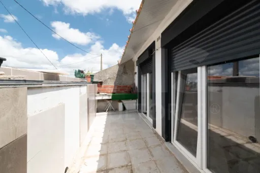 Moradia T1 Parcialmente Remodelada no casal das Andorinhas - Dois Portos