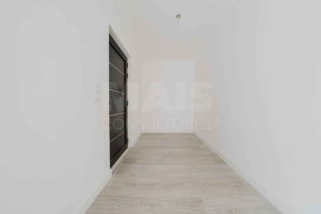 Moradia T5 com Armazém e Terreno na Usseira, Óbidos