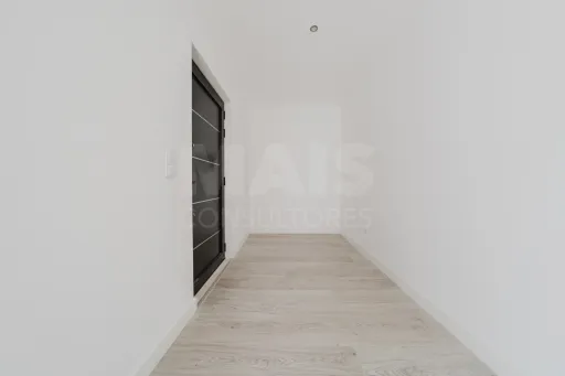 Moradia T5 com Armazém e Terreno na Usseira, Óbidos