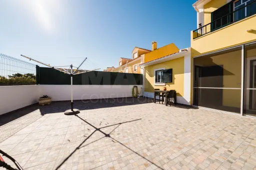 Moradia T3+1 pronta a habitar | Garagem fechada, pátio com churrasqueira e a 5 min das praias !
