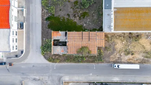 Terreno Urbano 800 m² com Infraestruturas — Zona Industrial de Peniche