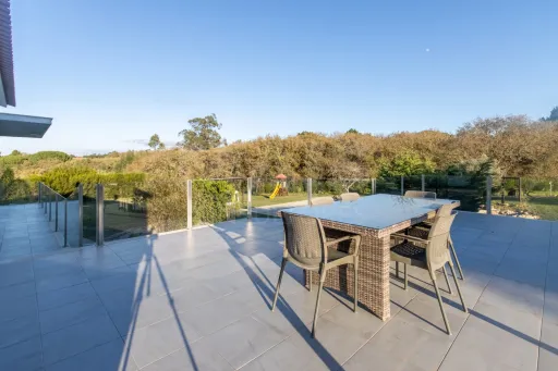 Propriedade com 3 apartamentos e piscina em Óbidos