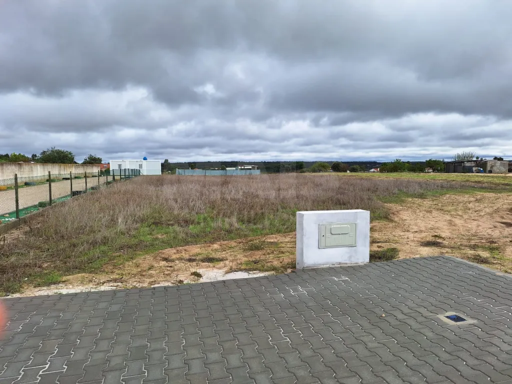 Terreno Urbano com 1327 m2 para construção de moradia.