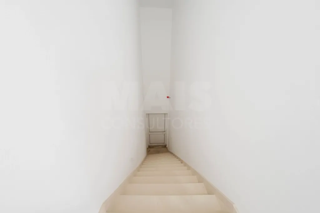Loja de 214 m² com Potencial para Apartamento T4 ou Dois Apartamentos – Excelente Oportunidade de Investimento