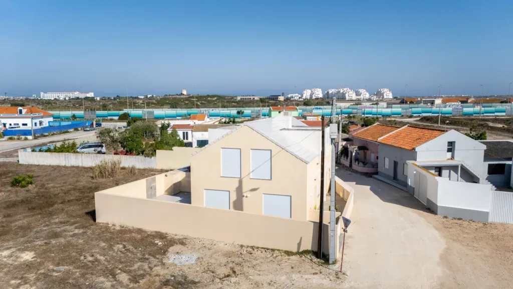 Moradia T2 com quintal e vista mar junto aos Supertubos