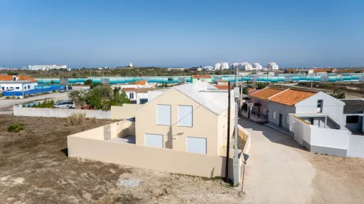 Moradia T2 com quintal e vista mar junto aos Supertubos