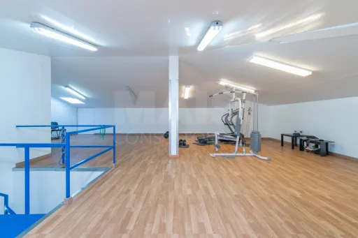 Moradia T4 com Piscina, 3 Garagens e Terreno de 3.179 m² em Almeirim