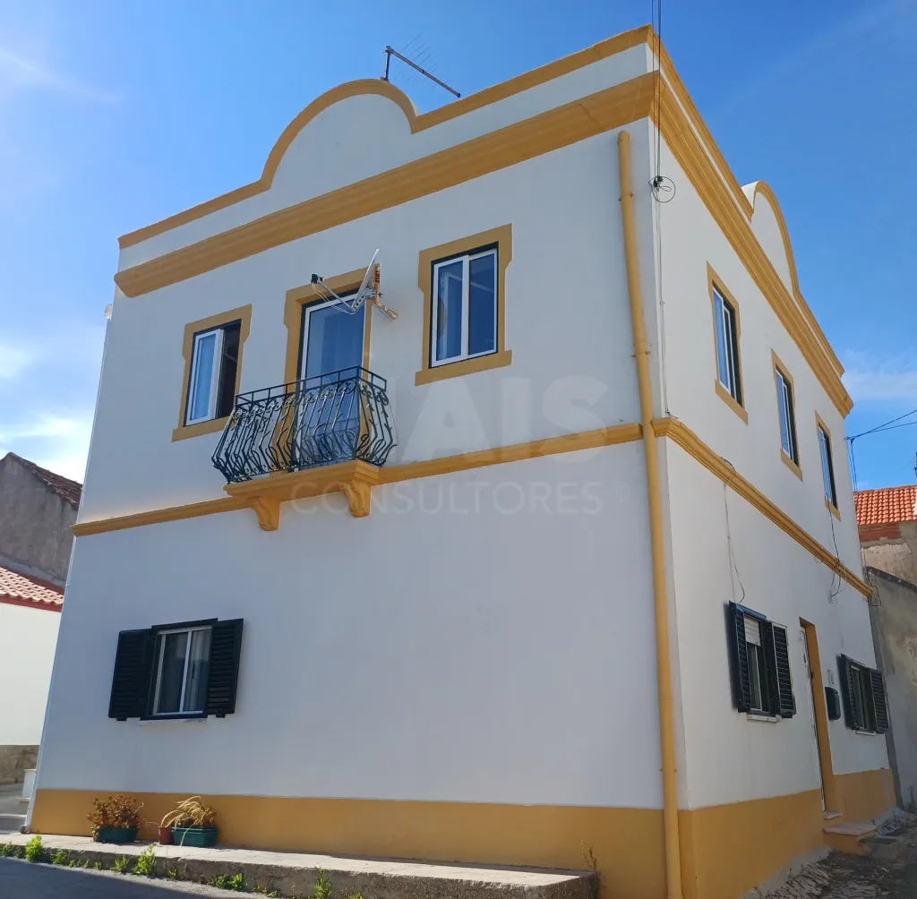 Moradia de charme no Cadaval com dois pisos T5 com 118m2 totalmente renovada.