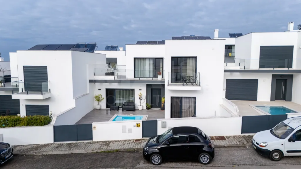 Moradia semi-nova T3 com piscina e vista mar
