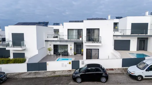 Moradia semi-nova T3 com piscina e vista mar