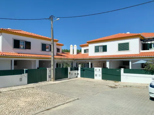 Moradia em banda na Maçã, inserida num lote de 250m2