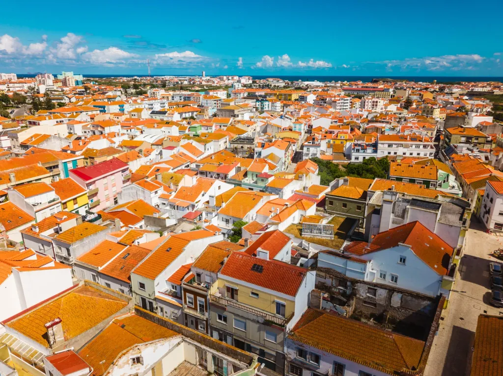 Apartamento T3+1 no Centro de Peniche com Terraço Privativo e Elevada Rentabilidade