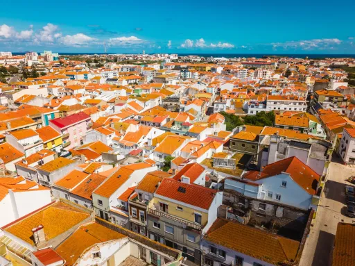 Apartamento T3+1 no Centro de Peniche com Terraço Privativo e Elevada Rentabilidade