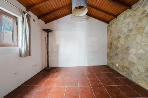 Moradia T3 com comércio e terraço no Coto