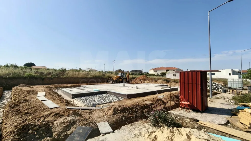 Moradia T3 Geminada c/ 1 Suite, Jardim, Parqueamento e Piscina! (LT2)