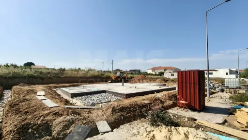 Moradia T3 Geminada c/ 1 Suite, Jardim, Parqueamento e Piscina! (LT2)
