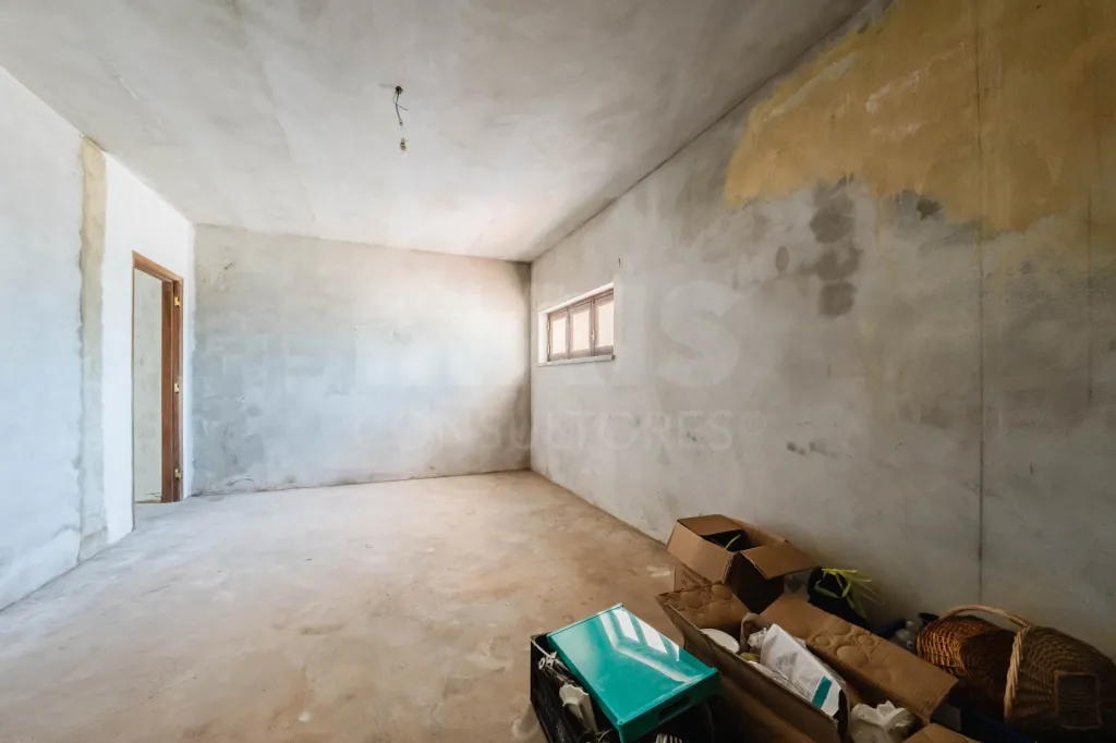 Moradia Isolada com Terreno de 9.840 m² em Barreiras – Cadaval