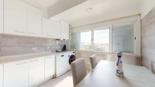 T2 com Cozinha Equipada e Varanda junto ao Metro de Odivelas