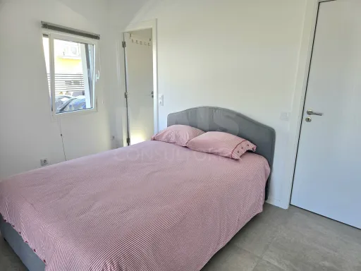 Moradia T4 térrea contemporânea com anexo T2 independente | Lote com 10.400 m² | Alvorninha