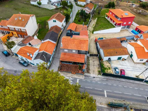 Moradia T3 com comércio e terraço no Coto